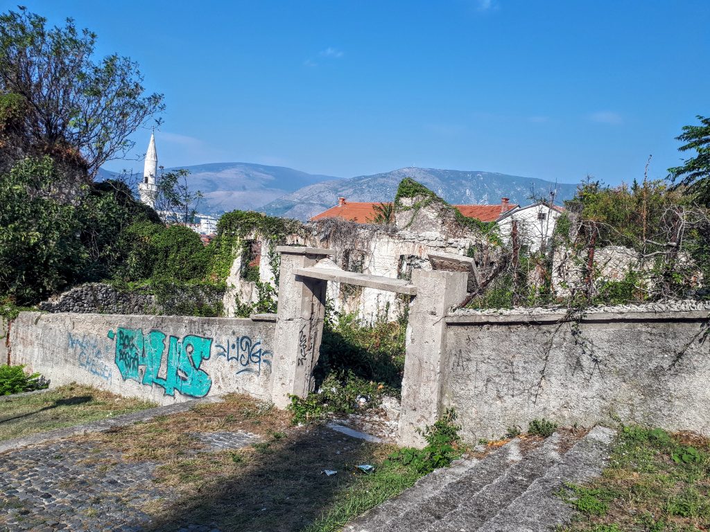 Ruines sur les hauteurs de Mostar