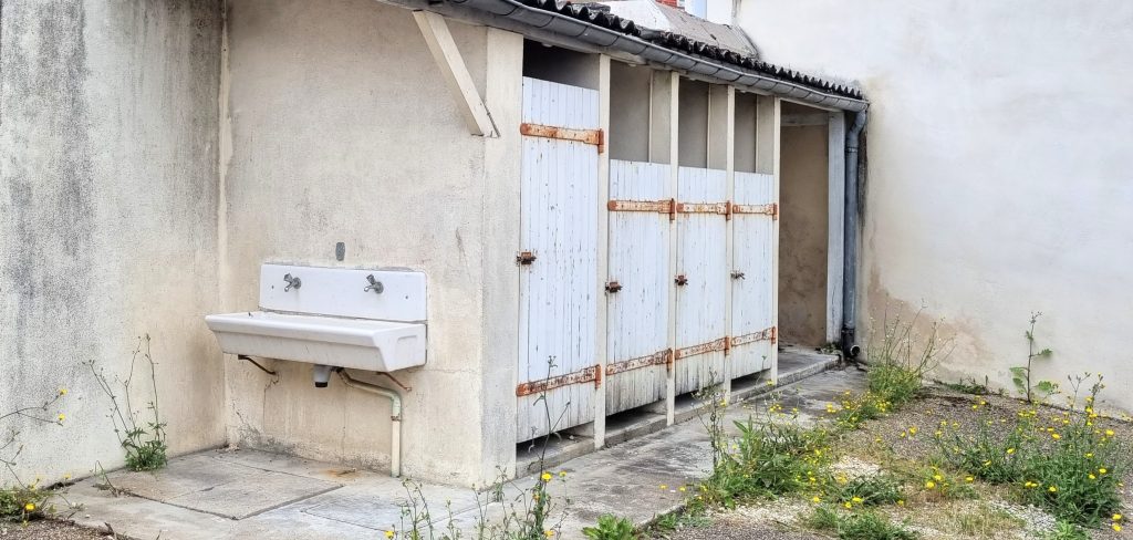 Toilettes vintages de village