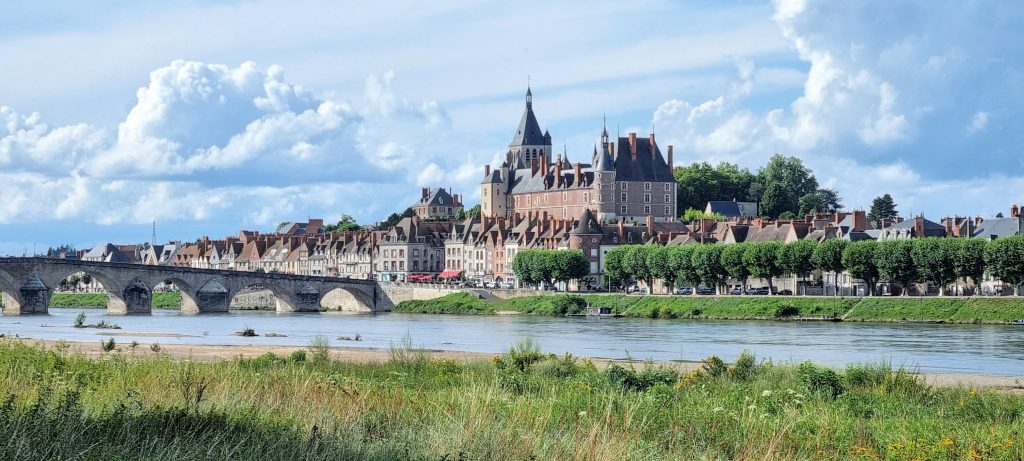 Vue sur le château de Gien depuis la Loire