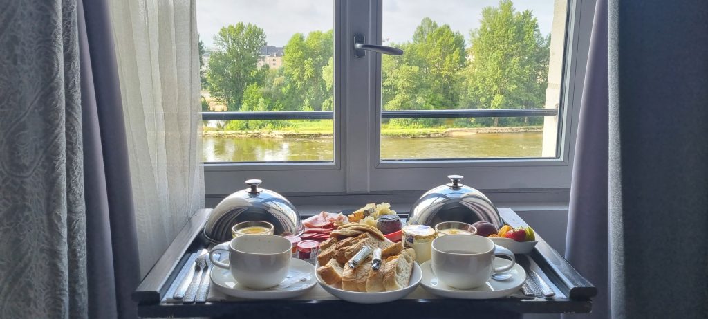 Petit-déjeuner avec vue sur la Loire