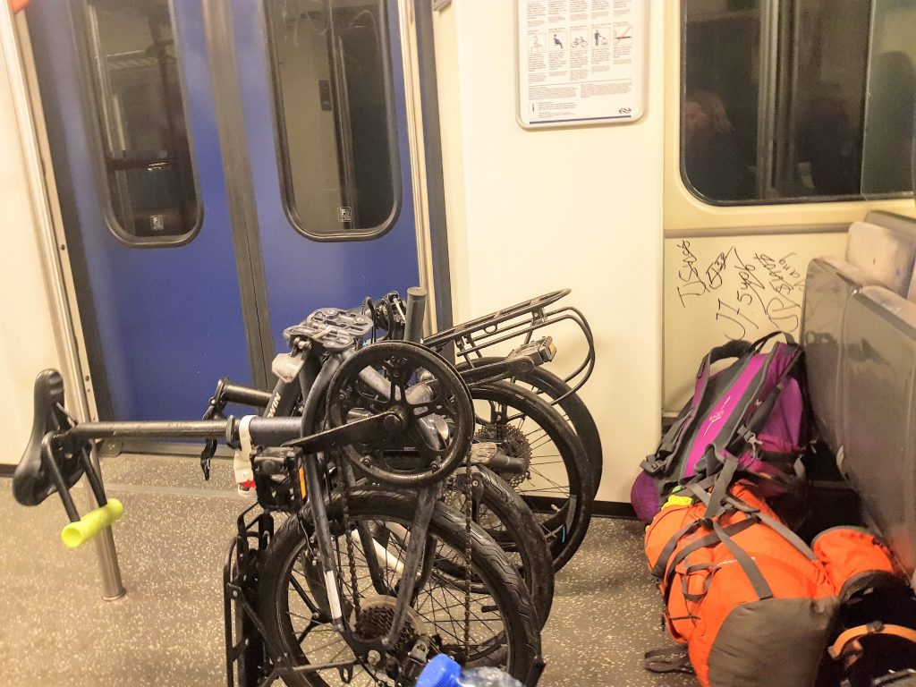 Vélos pliés dans le train hollandais