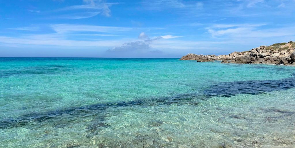 Plage turquoise en Corse