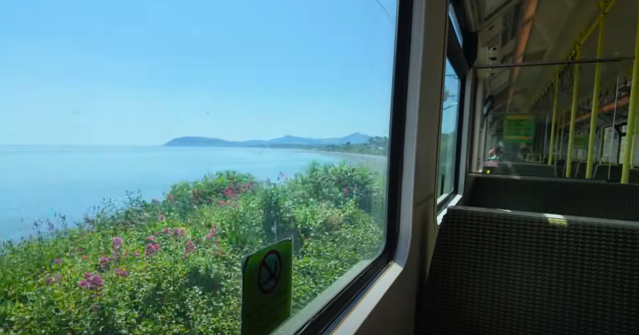 Train côtier DART dans la baie de Dublin