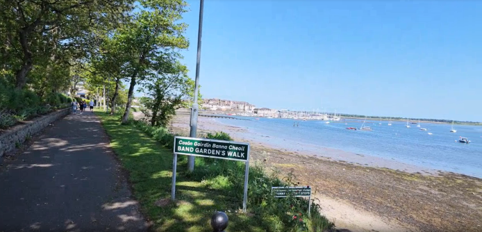 Promenade de Malahide au bord de l'eau