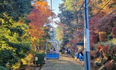 Télésiège au mont Takao avec couleurs d'automne