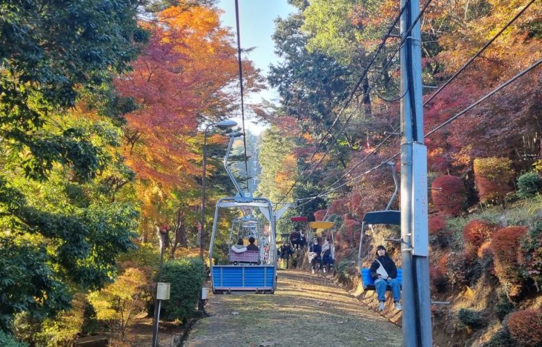 Télésiège au mont Takao avec couleurs d'automne