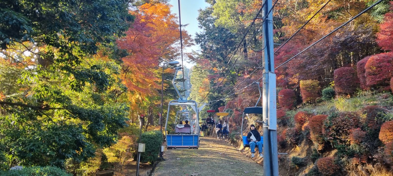 Télésiège au mont Takao avec couleurs d'automne