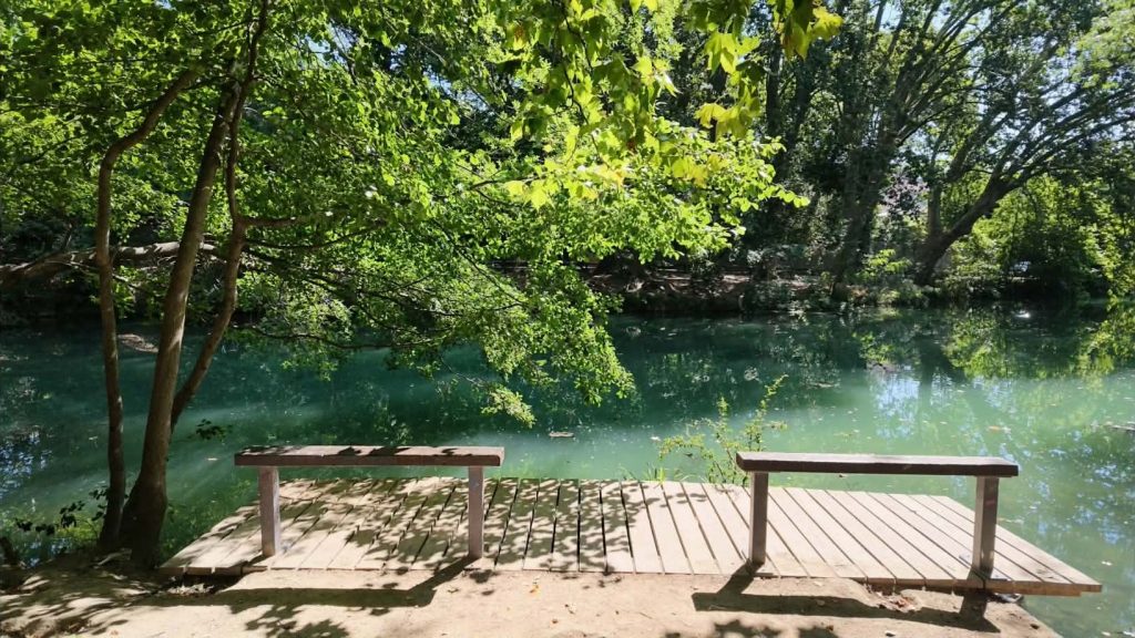 Aire de repos au bord du Lez